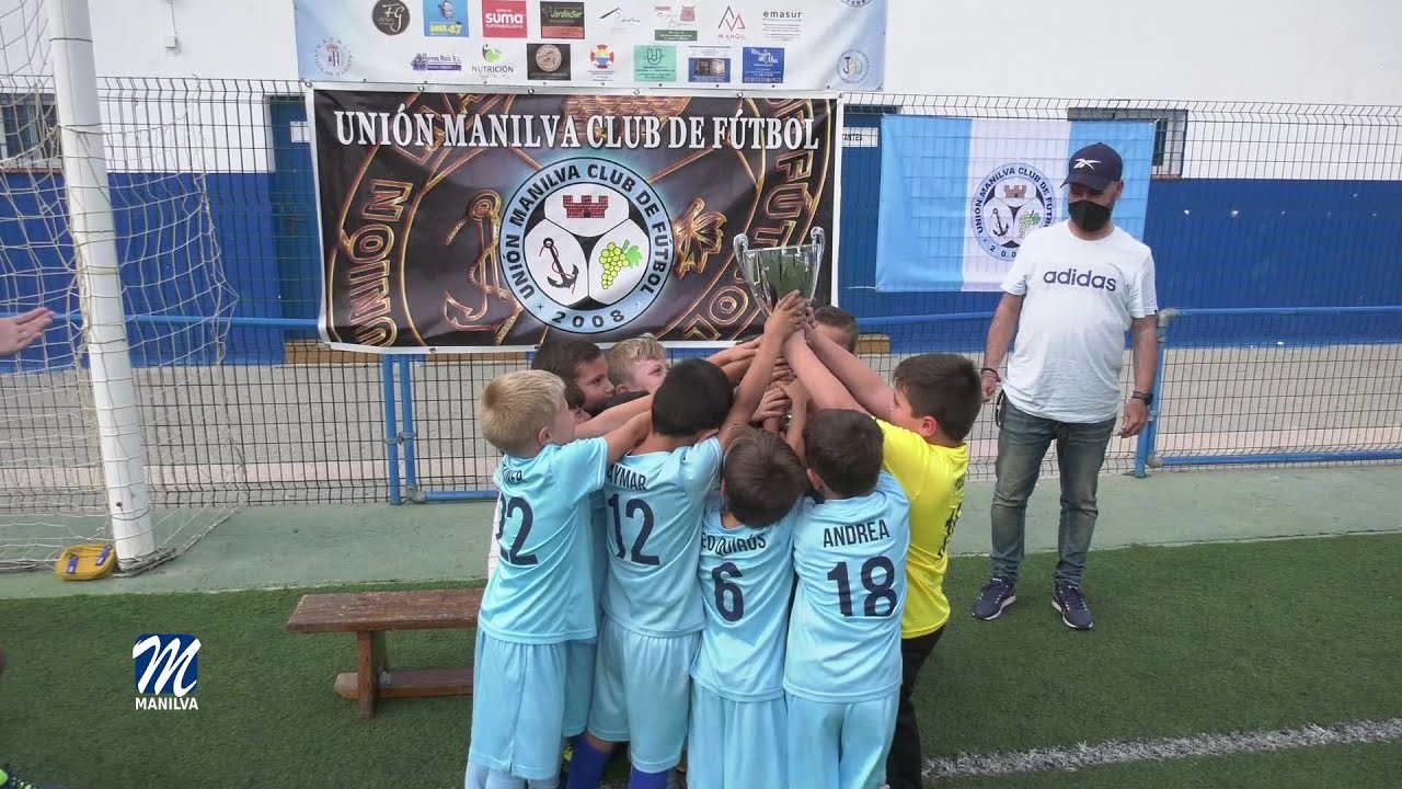 El equipo baby de la U Manilva recibe el trofeo de campeones de liga