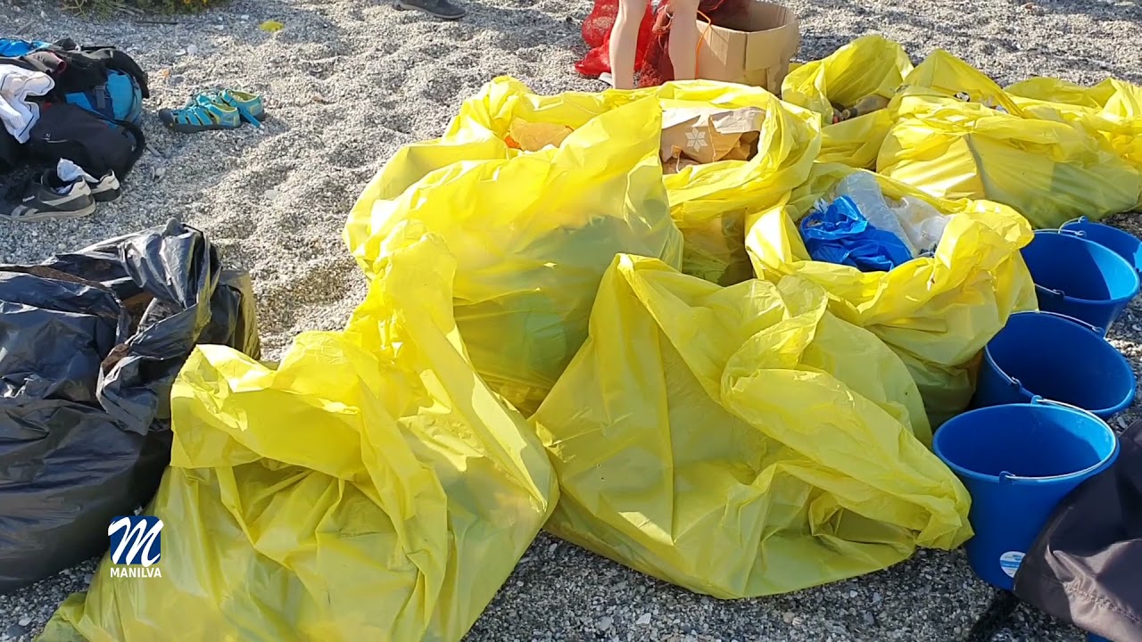 Limpieza de playas y fondos marinos en la playa de Chullera